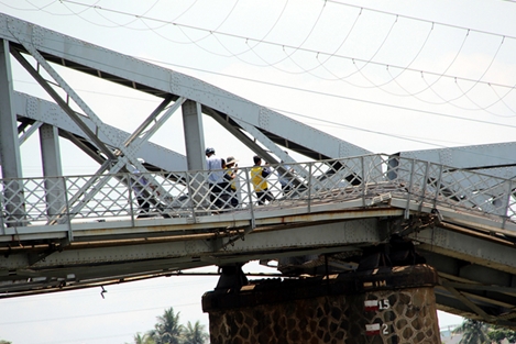 Hiện trường cầu Ghềnh bị sà lan đâm gãy 2 nhịp