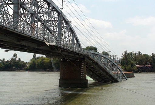 Khách đường sắt đi qua đoạn cầu Ghềnh sập bằng ô tô