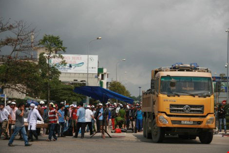 Người dân và chính quyền đều bức xúc với "hung thần xe ben"