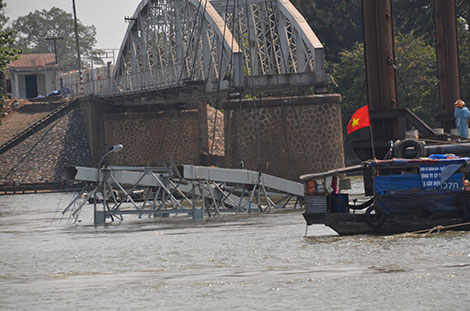 Cầu Ghềnh đã được trục vớt thế nào? 