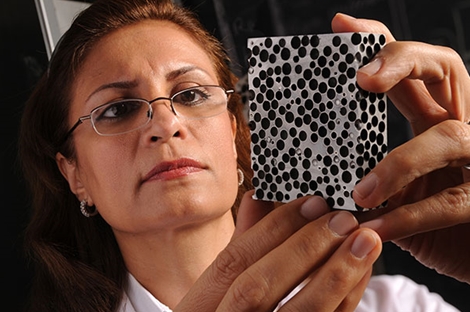 (KINH NGẠC) Bọt làm vỡ vụn đạn xuyên giáp 