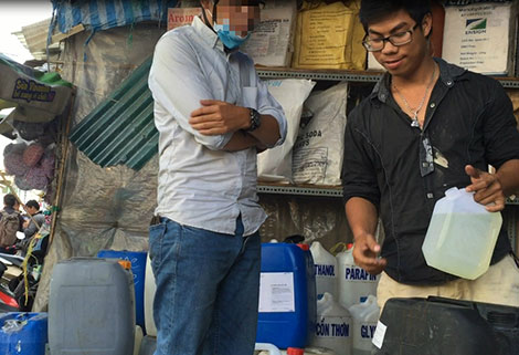 Đi chợ “tử thần” mua axit 