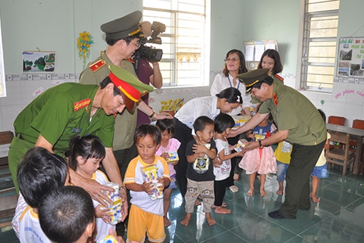 Giao lưu văn hóa và tặng quà tình nghĩa tại huyện đảo Lý Sơn, tỉnh Quảng Ngãi 