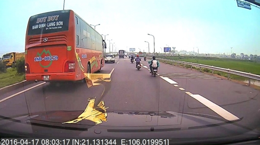 Xe khách “thổi bay” gương chiếu hậu xe con đi cùng chiều