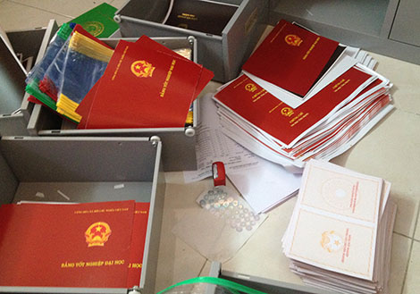Triệt phá băng nhóm làm bằng, chứng chỉ giả quy mô lớn 