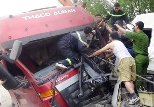 Hai xe tải đấu đầu, lái xe mắc kẹt trong ca bin 