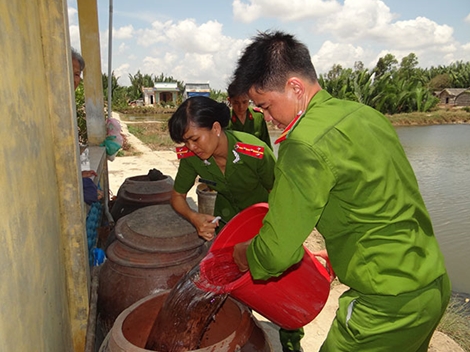 Công an huyện Cần Giuộc cấp nước sạch miễn phí cho nhân dân 