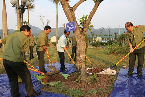 Thứ trưởng Nguyễn Văn Thành kiểm tra công tác tại Hòa Bình
