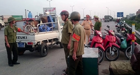 Xử lý quán nước bán rong trên đường vành đai 3 trên cao