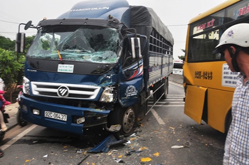 TNGT liên hoàn, QL 1A ùn tắc hơn 2 giờ 