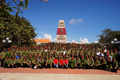 Đoàn công tác Tổng cục Chính trị CAND thăm quân, dân quần đảo Trường Sa 