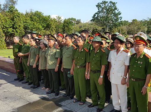 Đoàn cán bộ Công an hưu trí thăm Côn Đảo 