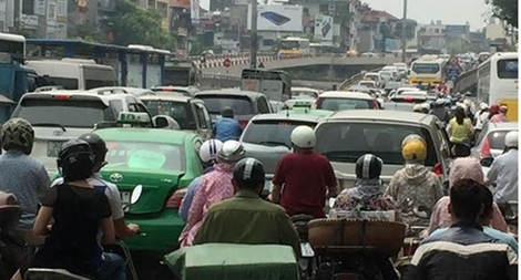 Xe khách nhồi hơn 100 người, đường sắt, hàng không “cháy” vé 