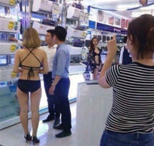 Nhân viên của Trần Anh bị phạt 40 triệu vì vụ mặc bikini đón khách  