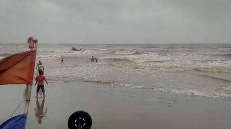 3 nam sinh lớp 11 bị sóng biển cuốn trôi 