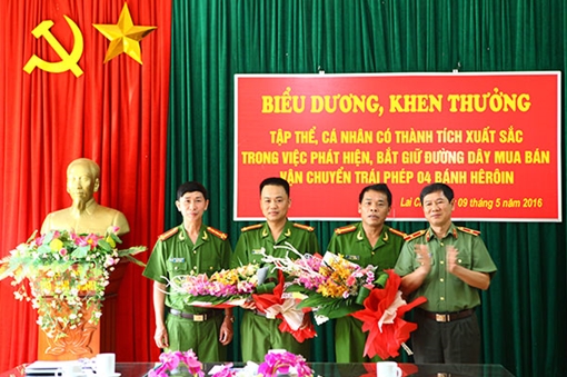 Khen thưởng tập thể, cá nhân trong vụ bắt 4 bánh heroin 
