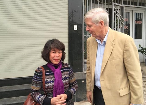 Tặng bản thảo gốc bản  dịch cuốn “Nhật ký Đặng Thùy Trâm” cho Bảo tàng 