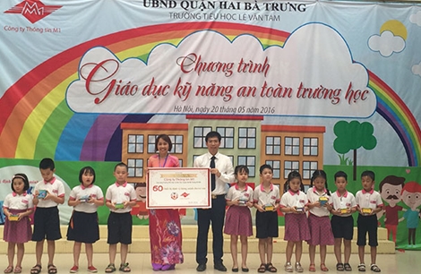 Viettel tặng 60 thiết bị định vị thông minh cho học sinh tiểu học 