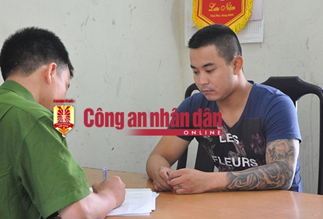 Ngồi trên xe taxi dùng súng bắn bị thương hai người 