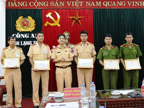 Thưởng nóng cho CBCS Phòng CSGT bắt đối tượng vận chuyển 6kg ma túy đá 