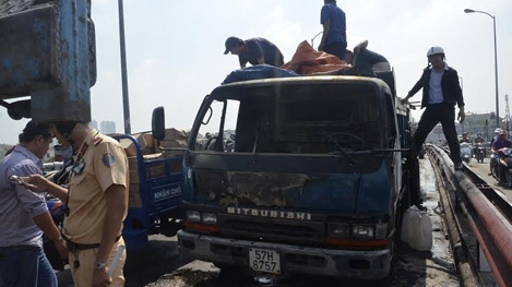 Xe ben bỗng dưng bốc cháy giữa cầu