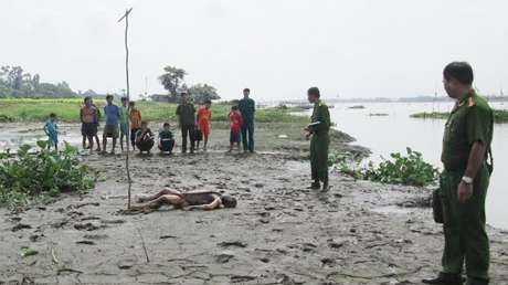 Tìm thân nhân nam thanh niên chết trôi sông