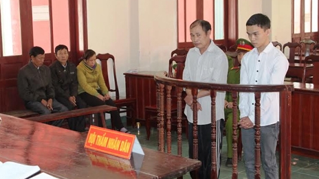 Rủ con riêng của vợ trộm cắp, cả hai cha con lãnh án