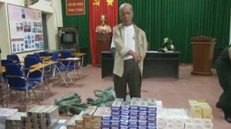 Ông già 76 tuổi tổ chức đánh bạc và tàng trữ hơn 2500 gói thuốc lậu