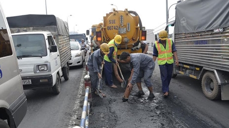 Truy tìm xe tải ‘làm rơi’ bùn thối xuống mặt cầu Chánh Hưng