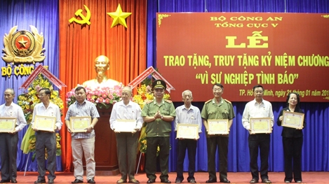 Trao tặng Kỷ niệm chương cho các cán bộ điệp báo An ninh miền Nam