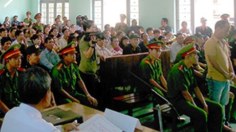 Tạm hoãn phiên tòa vì bị cáo bất ngờ… ‘câm điếc’