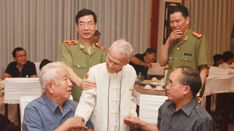 Cuộc hội ngộ ấm áp nghĩa tình giữa những người làm báo