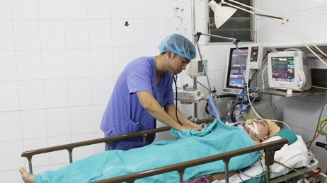 BV Việt Đức đang nỗ lực cứu 'cô giáo bị xe ôtô kéo lê nửa cây số'