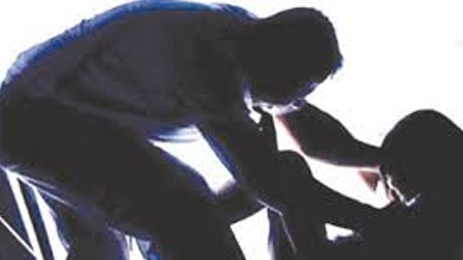 Bắt khẩn cấp người cha đồi bại