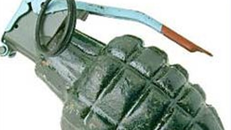 Đem lựu đạn giả đến dọa nổ tung nhà người yêu