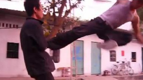 Khởi tố 2 đối tượng đánh người gây thương tích ở quán bar