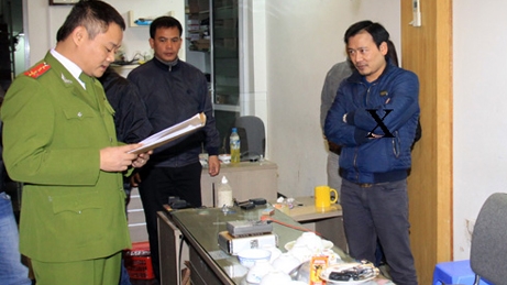 Đột kích xưởng sản xuất máy đánh bạc, thu giữ hàng nghìn bộ bài 'gắn chíp'