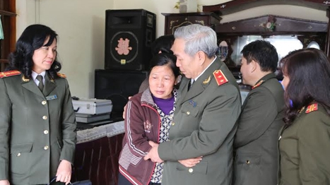 Thăm hỏi, động viên thân nhân các đồng chí hi sinh trong khi làm nhiệm vụ