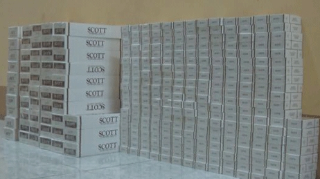 Bắt giữ xe ô tô khách chở thuốc lá lậu