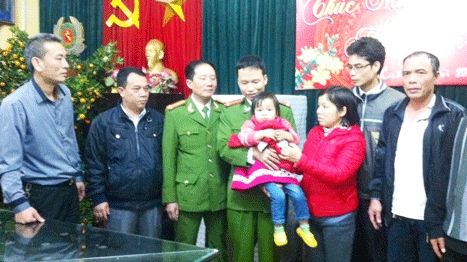 Trao trả bé 2 tuổi nghi bị bắt cóc về với gia đình trước thềm năm mới