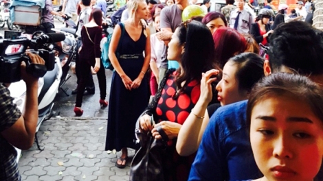 Xếp hàng, chen chúc mua vàng lấy may ngày Thần tài