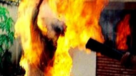 Thiếu nữ hoang mang vì bạn trai "tặng" quà yêu bằng xăng  