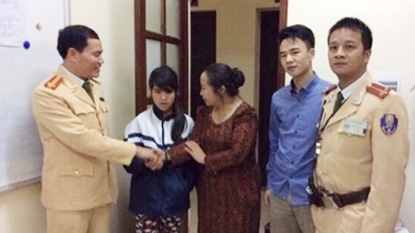 CSGT giúp đỡ cháu gái lạc đường do lên nhầm ôtô