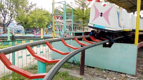 Tàu lượn trật đường ray, hai trẻ em gặp nạn