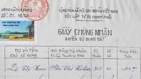 Chủ tịch xã tự thiết kế 'sổ đỏ' để… cấp cho dân!