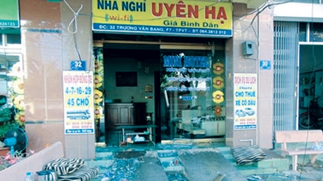 Cháy nhà nghỉ, 9 người bị thương