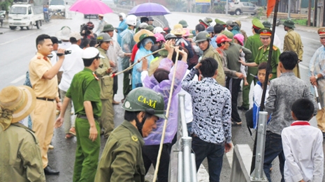 Người dân tràn ra lòng đường đòi mở điểm sang đường