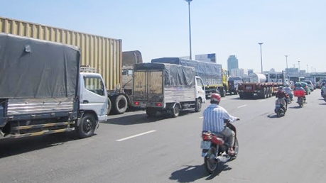 Tài xế bức xúc trước tình trạng kẹt xe ở khu vực trạm thu phí cầu Đồng Nai