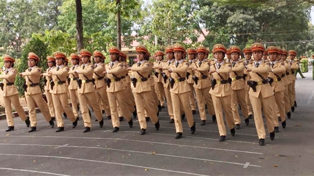 Bóng hồng trên đường luyện diễu binh