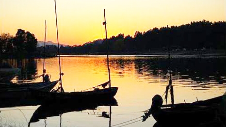 Có một đời sông thắp lửa